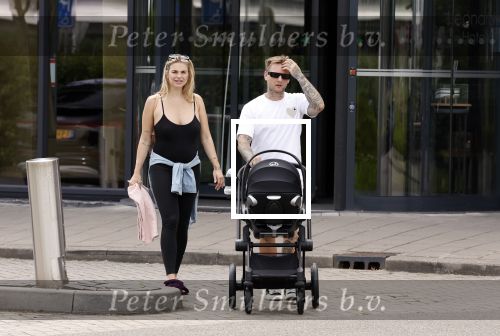Vinkeveen 20 juini 2023
Gaby BLaaser en haar vriend Robin komen bij the Harbour Club naar buiten met hun pasgeboren dochter Isabella . Het was de eerste keer dat Isabella met haar ouders en uitje had. Ze was precies 1 week oud.