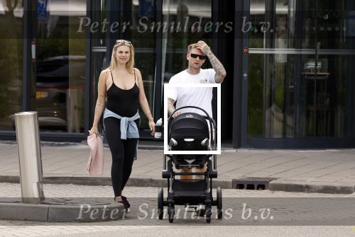 Vinkeveen 20 juini 2023
Gaby BLaaser en haar vriend Robin komen bij the Harbour Club naar buiten met hun pasgeboren dochter Isabella . Het was de eerste keer dat Isabella met haar ouders en uitje had. Ze was precies 1 week oud.