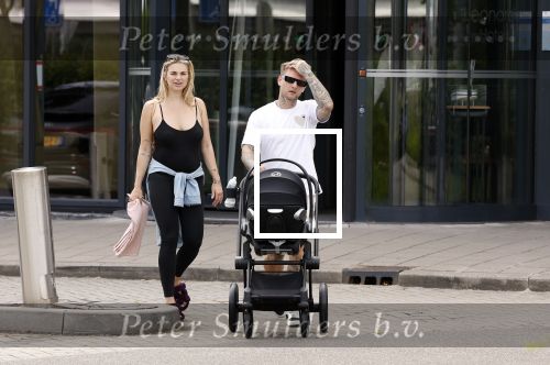 Vinkeveen 20 juini 2023
Gaby BLaaser en haar vriend Robin komen bij the Harbour Club naar buiten met hun pasgeboren dochter Isabella . Het was de eerste keer dat Isabella met haar ouders en uitje had. Ze was precies 1 week oud.