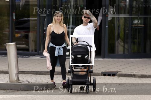 Vinkeveen 20 juini 2023
Gaby BLaaser en haar vriend Robin komen bij the Harbour Club naar buiten met hun pasgeboren dochter Isabella . Het was de eerste keer dat Isabella met haar ouders en uitje had. Ze was precies 1 week oud.