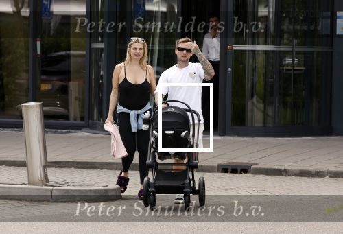 Vinkeveen 20 juini 2023
Gaby BLaaser en haar vriend Robin komen bij the Harbour Club naar buiten met hun pasgeboren dochter Isabella . Het was de eerste keer dat Isabella met haar ouders en uitje had. Ze was precies 1 week oud.