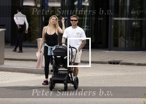 Vinkeveen 20 juini 2023
Gaby BLaaser en haar vriend Robin komen bij the Harbour Club naar buiten met hun pasgeboren dochter Isabella . Het was de eerste keer dat Isabella met haar ouders en uitje had. Ze was precies 1 week oud.