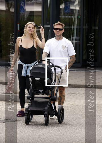 Vinkeveen 20 juini 2023
Gaby BLaaser en haar vriend Robin komen bij the Harbour Club naar buiten met hun pasgeboren dochter Isabella . Het was de eerste keer dat Isabella met haar ouders en uitje had. Ze was precies 1 week oud.