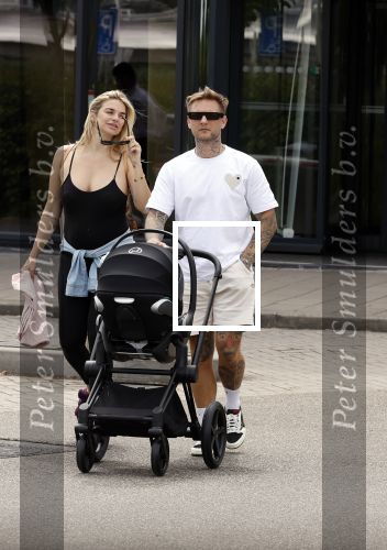 Vinkeveen 20 juini 2023
Gaby BLaaser en haar vriend Robin komen bij the Harbour Club naar buiten met hun pasgeboren dochter Isabella . Het was de eerste keer dat Isabella met haar ouders en uitje had. Ze was precies 1 week oud.
