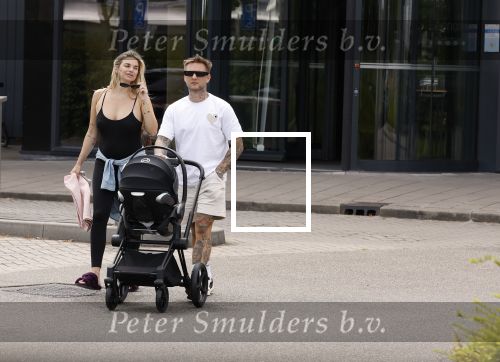 Vinkeveen 20 juini 2023
Gaby BLaaser en haar vriend Robin komen bij the Harbour Club naar buiten met hun pasgeboren dochter Isabella . Het was de eerste keer dat Isabella met haar ouders en uitje had. Ze was precies 1 week oud.