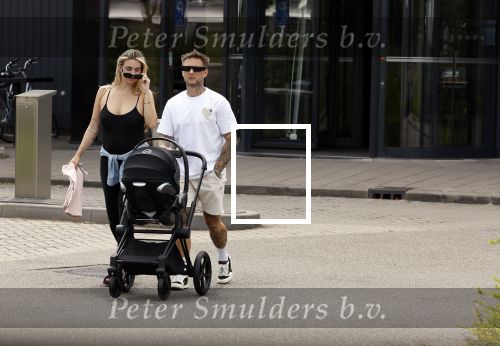 Vinkeveen 20 juini 2023
Gaby BLaaser en haar vriend Robin komen bij the Harbour Club naar buiten met hun pasgeboren dochter Isabella . Het was de eerste keer dat Isabella met haar ouders en uitje had. Ze was precies 1 week oud.