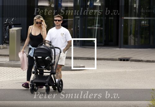 Vinkeveen 20 juini 2023
Gaby BLaaser en haar vriend Robin komen bij the Harbour Club naar buiten met hun pasgeboren dochter Isabella . Het was de eerste keer dat Isabella met haar ouders en uitje had. Ze was precies 1 week oud.