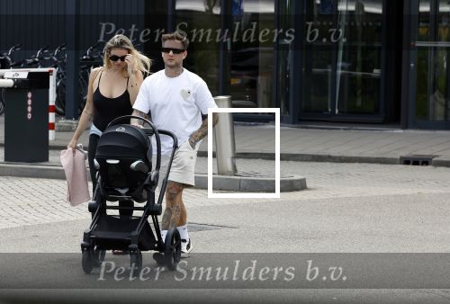 Vinkeveen 20 juini 2023
Gaby BLaaser en haar vriend Robin komen bij the Harbour Club naar buiten met hun pasgeboren dochter Isabella . Het was de eerste keer dat Isabella met haar ouders en uitje had. Ze was precies 1 week oud.