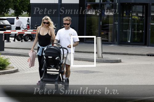 Vinkeveen 20 juini 2023
Gaby BLaaser en haar vriend Robin komen bij the Harbour Club naar buiten met hun pasgeboren dochter Isabella . Het was de eerste keer dat Isabella met haar ouders en uitje had. Ze was precies 1 week oud.