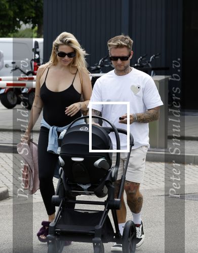 Vinkeveen 20 juini 2023
Gaby BLaaser en haar vriend Robin komen bij the Harbour Club naar buiten met hun pasgeboren dochter Isabella . Het was de eerste keer dat Isabella met haar ouders en uitje had. Ze was precies 1 week oud.