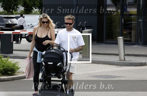 Vinkeveen 20 juini 2023
Gaby BLaaser en haar vriend Robin komen bij the Harbour Club naar buiten met hun pasgeboren dochter Isabella . Het was de eerste keer dat Isabella met haar ouders en uitje had. Ze was precies 1 week oud.