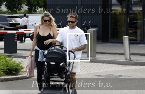 Vinkeveen 20 juini 2023
Gaby BLaaser en haar vriend Robin komen bij the Harbour Club naar buiten met hun pasgeboren dochter Isabella . Het was de eerste keer dat Isabella met haar ouders en uitje had. Ze was precies 1 week oud.
