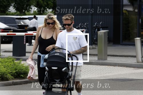 Vinkeveen 20 juini 2023
Gaby BLaaser en haar vriend Robin komen bij the Harbour Club naar buiten met hun pasgeboren dochter Isabella . Het was de eerste keer dat Isabella met haar ouders en uitje had. Ze was precies 1 week oud.