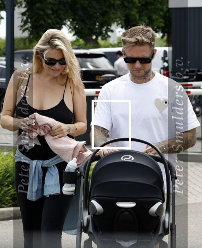 Vinkeveen 20 juini 2023
Gaby BLaaser en haar vriend Robin komen bij the Harbour Club naar buiten met hun pasgeboren dochter Isabella . Het was de eerste keer dat Isabella met haar ouders en uitje had. Ze was precies 1 week oud.