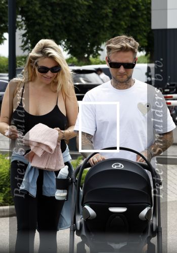 Vinkeveen 20 juini 2023
Gaby BLaaser en haar vriend Robin komen bij the Harbour Club naar buiten met hun pasgeboren dochter Isabella . Het was de eerste keer dat Isabella met haar ouders en uitje had. Ze was precies 1 week oud.
