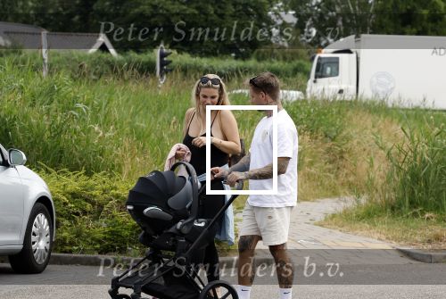 Vinkeveen 20 juini 2023
Gaby BLaaser en haar vriend Robin komen bij the Harbour Club naar buiten met hun pasgeboren dochter Isabella . Het was de eerste keer dat Isabella met haar ouders en uitje had. Ze was precies 1 week oud.