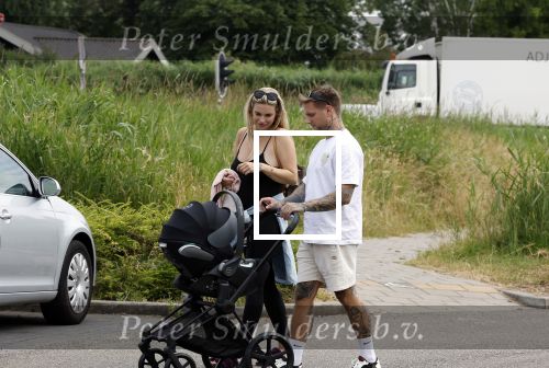 Vinkeveen 20 juini 2023
Gaby BLaaser en haar vriend Robin komen bij the Harbour Club naar buiten met hun pasgeboren dochter Isabella . Het was de eerste keer dat Isabella met haar ouders en uitje had. Ze was precies 1 week oud.