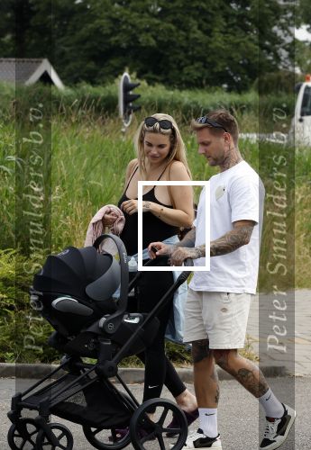 Vinkeveen 20 juini 2023
Gaby BLaaser en haar vriend Robin komen bij the Harbour Club naar buiten met hun pasgeboren dochter Isabella . Het was de eerste keer dat Isabella met haar ouders en uitje had. Ze was precies 1 week oud.