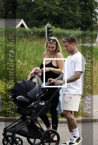 Vinkeveen 20 juini 2023
Gaby BLaaser en haar vriend Robin komen bij the Harbour Club naar buiten met hun pasgeboren dochter Isabella . Het was de eerste keer dat Isabella met haar ouders en uitje had. Ze was precies 1 week oud.
