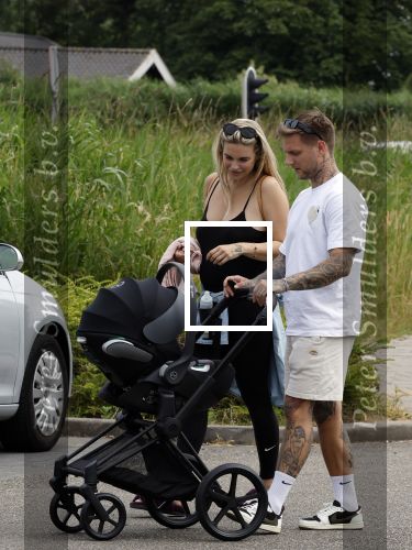Vinkeveen 20 juini 2023
Gaby BLaaser en haar vriend Robin komen bij the Harbour Club naar buiten met hun pasgeboren dochter Isabella . Het was de eerste keer dat Isabella met haar ouders en uitje had. Ze was precies 1 week oud.