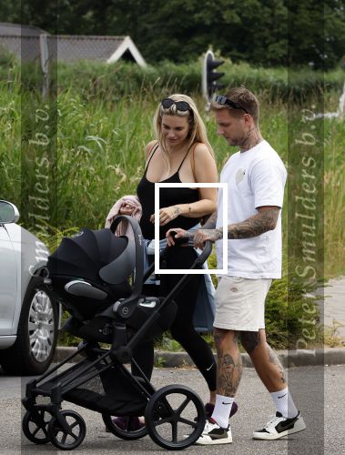 Vinkeveen 20 juini 2023
Gaby BLaaser en haar vriend Robin komen bij the Harbour Club naar buiten met hun pasgeboren dochter Isabella . Het was de eerste keer dat Isabella met haar ouders en uitje had. Ze was precies 1 week oud.