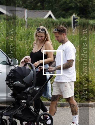 Vinkeveen 20 juini 2023
Gaby BLaaser en haar vriend Robin komen bij the Harbour Club naar buiten met hun pasgeboren dochter Isabella . Het was de eerste keer dat Isabella met haar ouders en uitje had. Ze was precies 1 week oud.