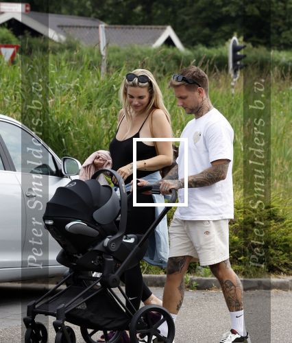 Vinkeveen 20 juini 2023
Gaby BLaaser en haar vriend Robin komen bij the Harbour Club naar buiten met hun pasgeboren dochter Isabella . Het was de eerste keer dat Isabella met haar ouders en uitje had. Ze was precies 1 week oud.