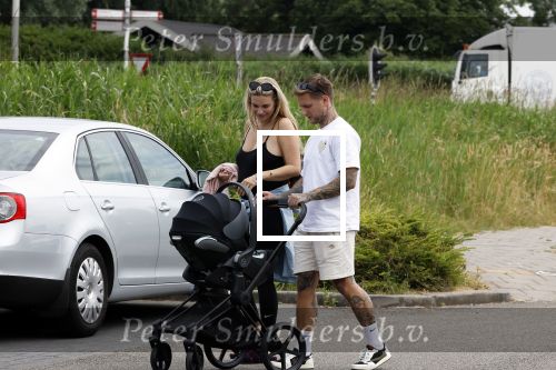 Vinkeveen 20 juini 2023
Gaby BLaaser en haar vriend Robin komen bij the Harbour Club naar buiten met hun pasgeboren dochter Isabella . Het was de eerste keer dat Isabella met haar ouders en uitje had. Ze was precies 1 week oud.
