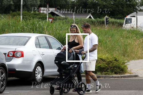 Vinkeveen 20 juini 2023
Gaby BLaaser en haar vriend Robin komen bij the Harbour Club naar buiten met hun pasgeboren dochter Isabella . Het was de eerste keer dat Isabella met haar ouders en uitje had. Ze was precies 1 week oud.