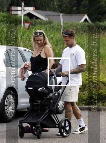 Vinkeveen 20 juini 2023
Gaby BLaaser en haar vriend Robin komen bij the Harbour Club naar buiten met hun pasgeboren dochter Isabella . Het was de eerste keer dat Isabella met haar ouders en uitje had. Ze was precies 1 week oud.