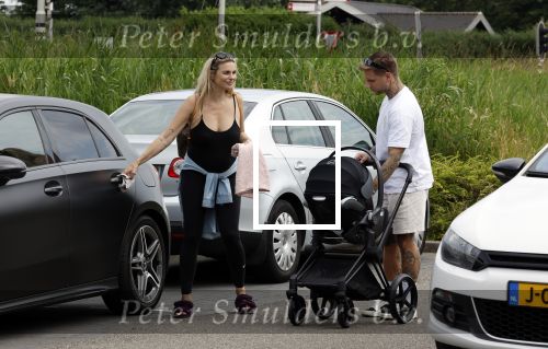 Vinkeveen 20 juini 2023
Gaby BLaaser en haar vriend Robin komen bij the Harbour Club naar buiten met hun pasgeboren dochter Isabella . Het was de eerste keer dat Isabella met haar ouders en uitje had. Ze was precies 1 week oud.