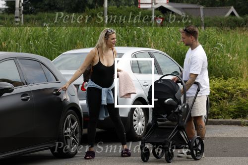 Vinkeveen 20 juini 2023
Gaby BLaaser en haar vriend Robin komen bij the Harbour Club naar buiten met hun pasgeboren dochter Isabella . Het was de eerste keer dat Isabella met haar ouders en uitje had. Ze was precies 1 week oud.