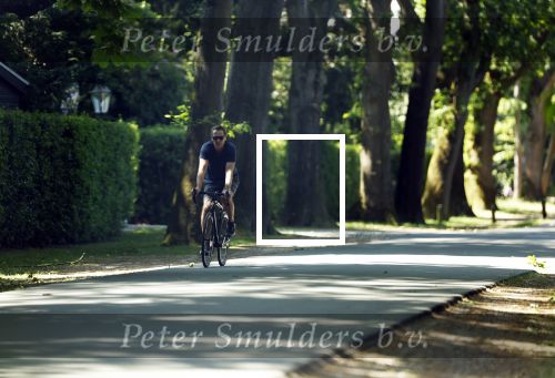 Huizen 13 juni 2023
Jeroen Rietbergen vertrekt op zijn fiest bij het huis van Linda de Mol . Hun beider auto\'s staan op de oprit.