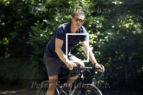 Huizen 13 juni 2023
Jeroen Rietbergen vertrekt op zijn fiest bij het huis van Linda de Mol . Hun beider auto\'s staan op de oprit.
