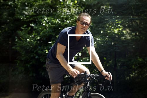 Huizen 13 juni 2023
Jeroen Rietbergen vertrekt op zijn fiest bij het huis van Linda de Mol . Hun beider auto\'s staan op de oprit.