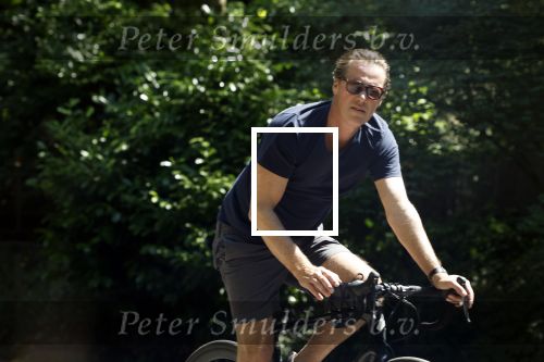 Huizen 13 juni 2023
Jeroen Rietbergen vertrekt op zijn fiest bij het huis van Linda de Mol . Hun beider auto\'s staan op de oprit.