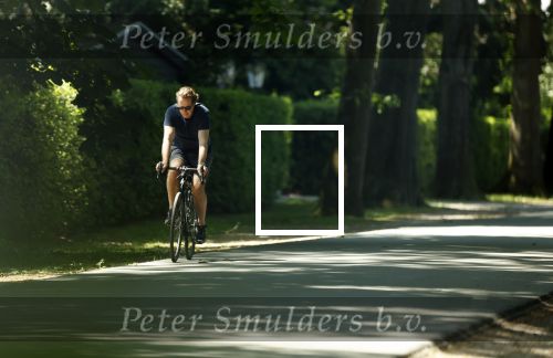 Huizen 13 juni 2023
Jeroen Rietbergen vertrekt op zijn fiest bij het huis van Linda de Mol . Hun beider auto\'s staan op de oprit.