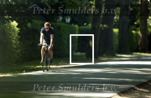 Huizen 13 juni 2023
Jeroen Rietbergen vertrekt op zijn fiest bij het huis van Linda de Mol . Hun beider auto\'s staan op de oprit.