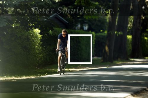 Huizen 13 juni 2023
Jeroen Rietbergen vertrekt op zijn fiest bij het huis van Linda de Mol . Hun beider auto\'s staan op de oprit.