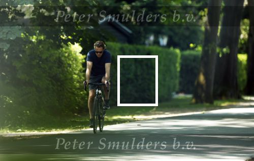 Huizen 13 juni 2023
Jeroen Rietbergen vertrekt op zijn fiest bij het huis van Linda de Mol . Hun beider auto\'s staan op de oprit.