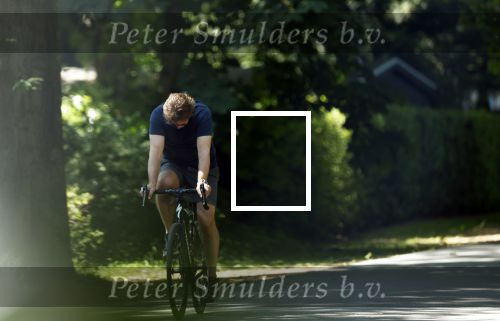 Huizen 13 juni 2023
Jeroen Rietbergen vertrekt op zijn fiest bij het huis van Linda de Mol . Hun beider auto\'s staan op de oprit.