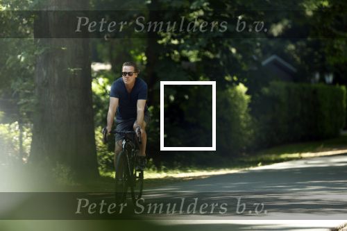 Huizen 13 juni 2023
Jeroen Rietbergen vertrekt op zijn fiest bij het huis van Linda de Mol . Hun beider auto\'s staan op de oprit.