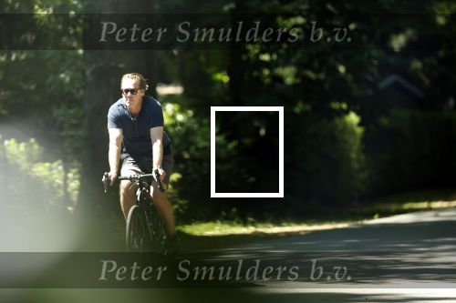 Huizen 13 juni 2023
Jeroen Rietbergen vertrekt op zijn fiest bij het huis van Linda de Mol . Hun beider auto\'s staan op de oprit.