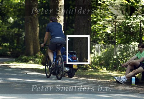 Huizen 13 juni 2023
Jeroen Rietbergen vertrekt op zijn fiest bij het huis van Linda de Mol . Hun beider auto\'s staan op de oprit.