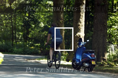 Huizen 13 juni 2023
Jeroen Rietbergen vertrekt op zijn fiest bij het huis van Linda de Mol . Hun beider auto\'s staan op de oprit.