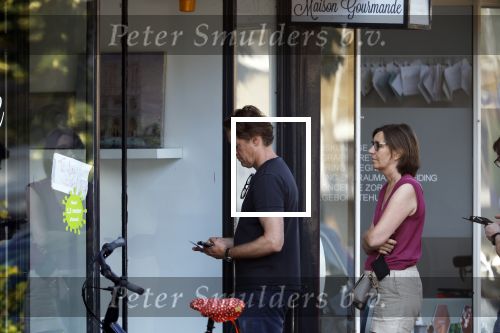 Huizen Bussum 17 juni 2023
Jeroen Rietbergen doet boodschappen en rijdt daarna weer naar het huis van zijn vriendin Linda de Mol