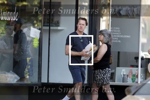 Huizen Bussum 17 juni 2023
Jeroen Rietbergen doet boodschappen en rijdt daarna weer naar het huis van zijn vriendin Linda de Mol