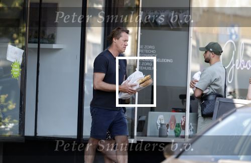 Huizen Bussum 17 juni 2023
Jeroen Rietbergen doet boodschappen en rijdt daarna weer naar het huis van zijn vriendin Linda de Mol