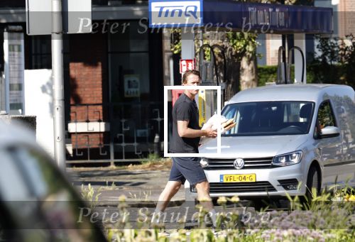 Huizen Bussum 17 juni 2023
Jeroen Rietbergen doet boodschappen en rijdt daarna weer naar het huis van zijn vriendin Linda de Mol