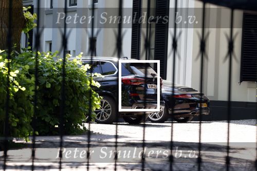 Huizen 13 juni 2023
Jeroen Rietbergen vertrekt op zijn fiest bij het huis van Linda de Mol . Hun beider auto\'s staan op de oprit.
